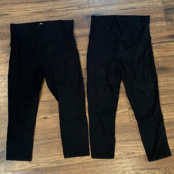 Bundle of 2 Forever 21 Black Capri Leggings size small - Picture 2 of 5